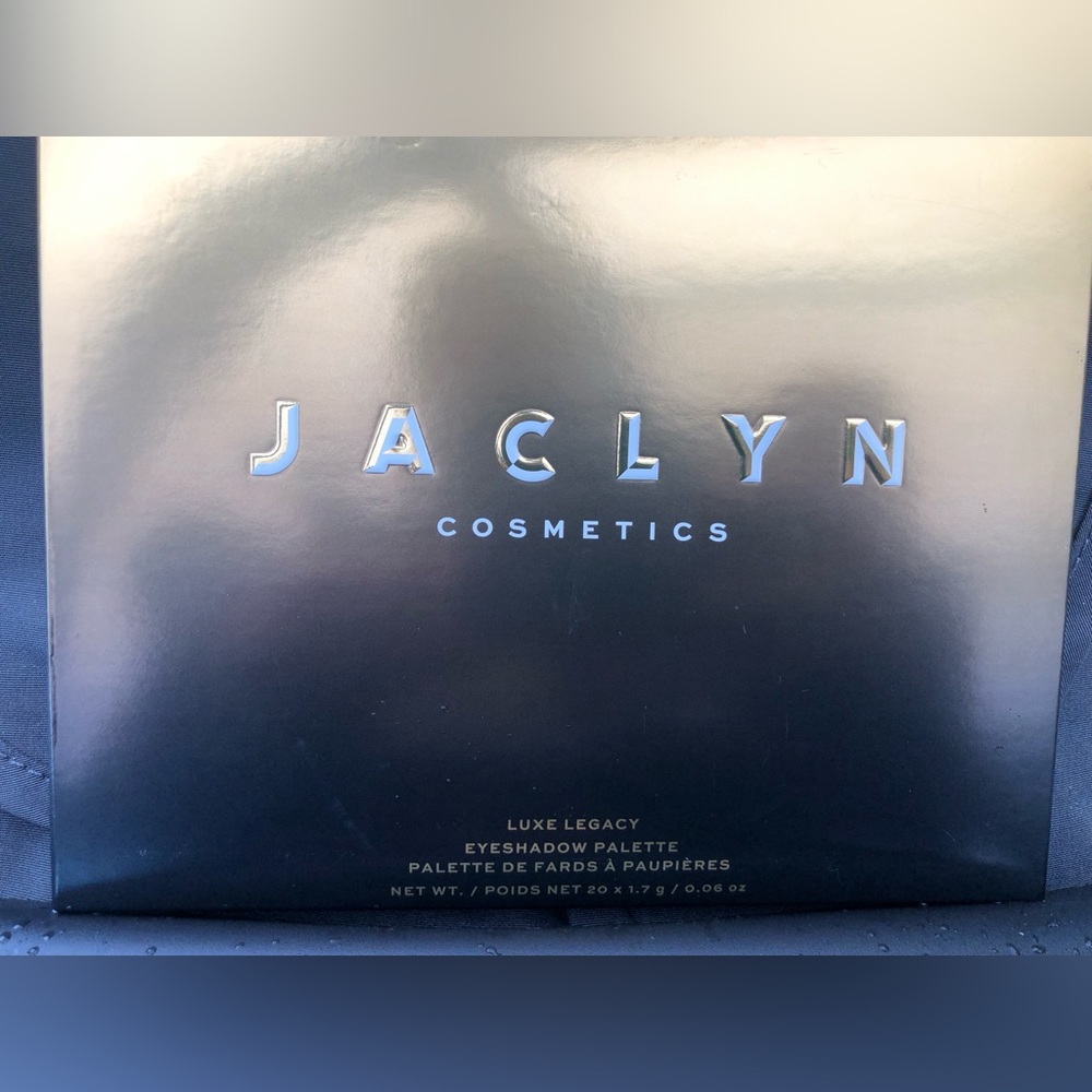 Jaclyn Hill Luxe Eyeshadow Pallet

Item 1